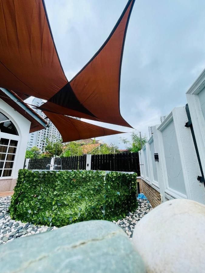 Trendy Family Getaway By Stayco - Mini-Pool, Outdoor Cinema, Air Loft, Ps4, Ktv - Just 2 Mins To Beach! Batu Ferringhi Exterior photo