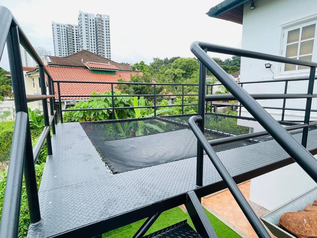 Trendy Family Getaway By Stayco - Mini-Pool, Outdoor Cinema, Air Loft, Ps4, Ktv - Just 2 Mins To Beach! Batu Ferringhi Exterior photo